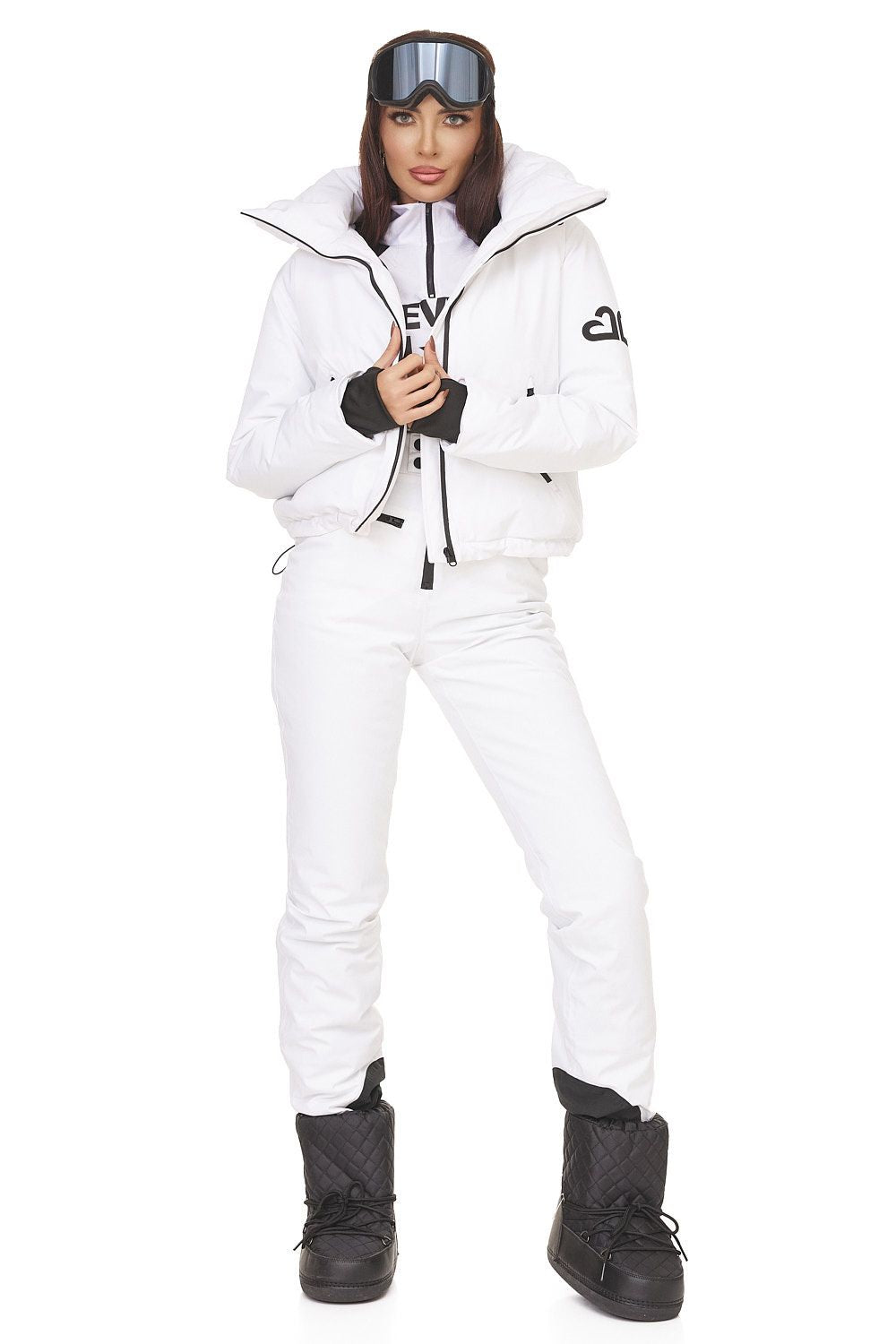 Белият ежедневен ски костюм на Reasia Bogas